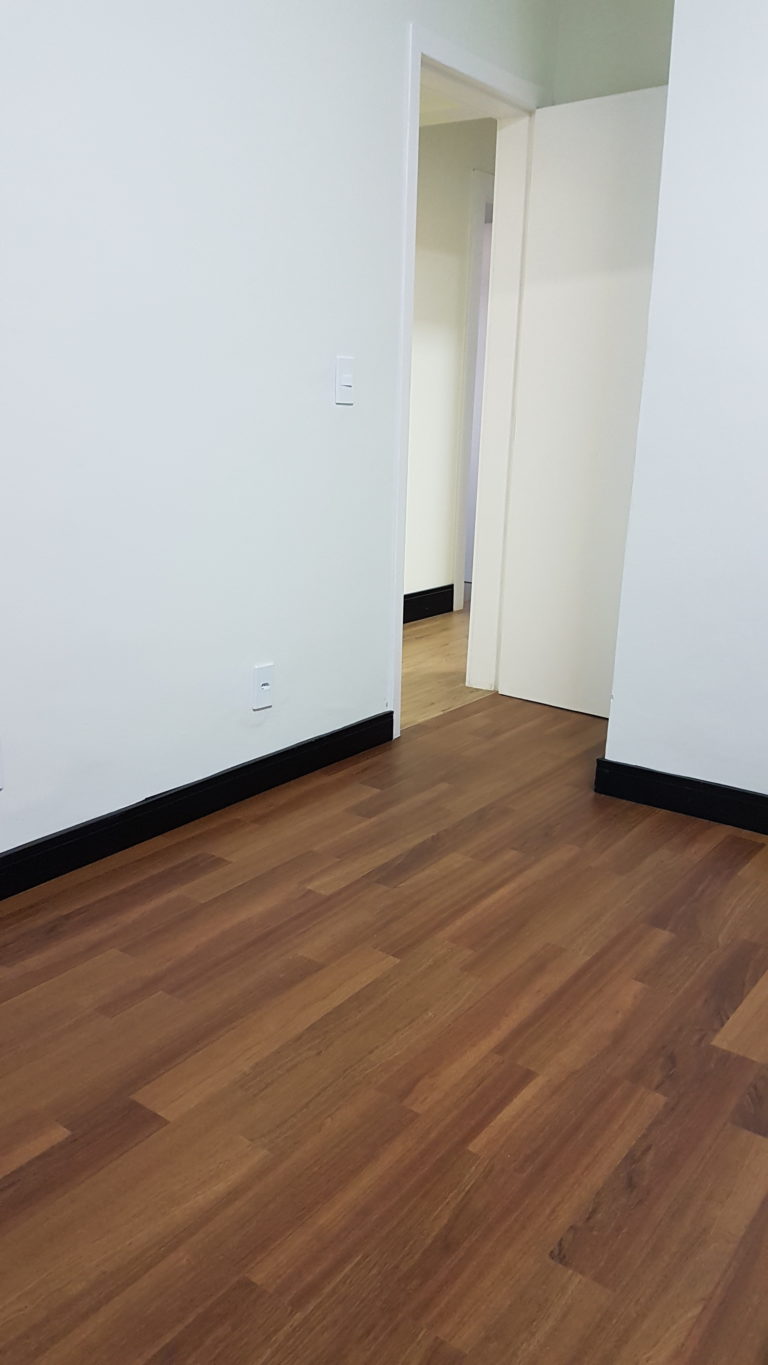 Sala comercial com vinílico amadeirado e rodapé
