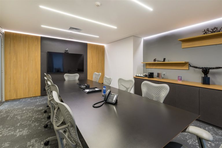 Sala de reunião corporativa com piso instalado