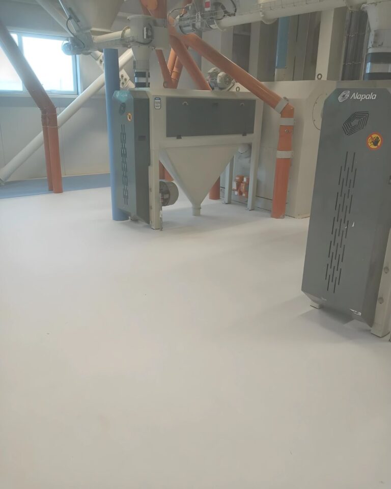 Ambiente industrial com piso vinílico