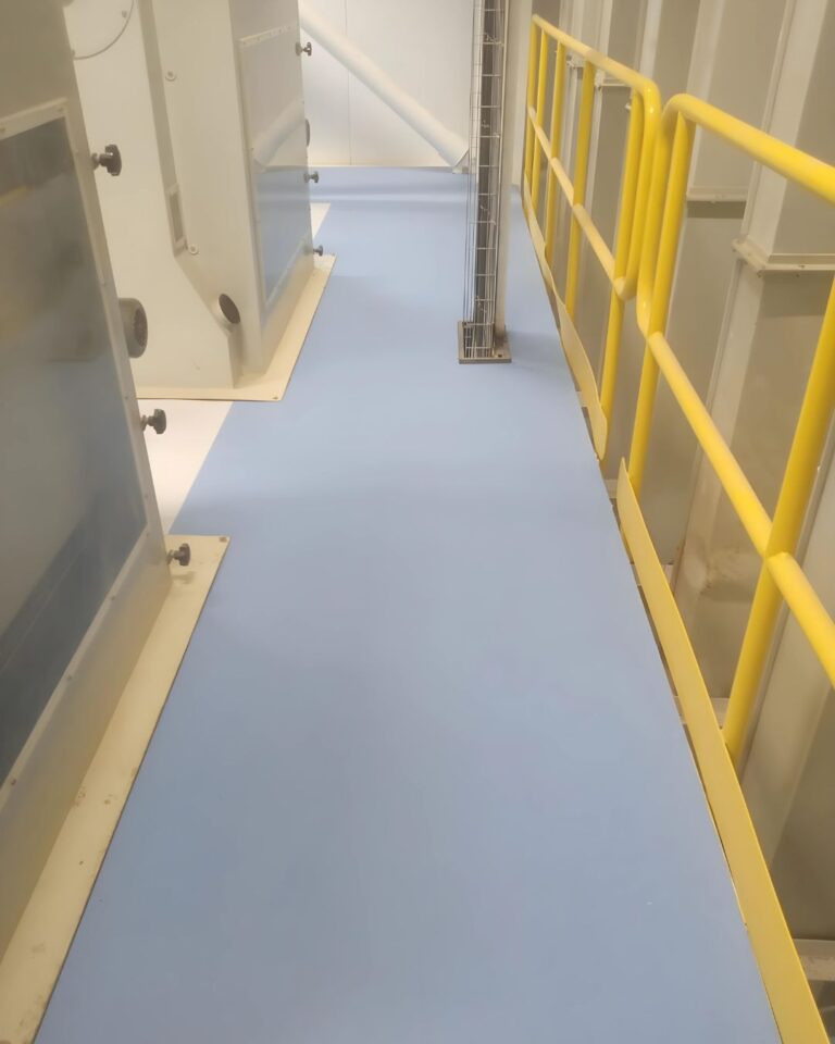 Passarela industrial com piso vinílico azul
